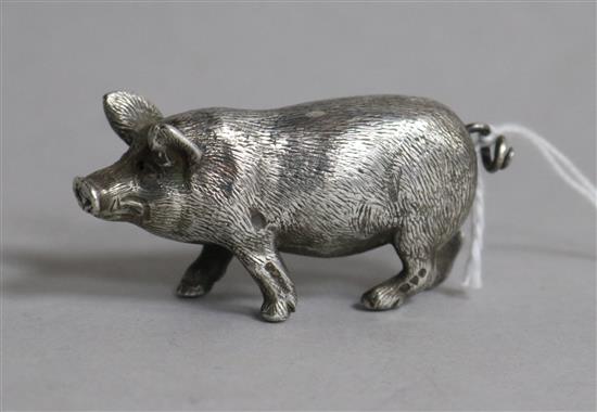 An Edwardian miniature silver free standing model of a pig, 55mm. L.6cm.